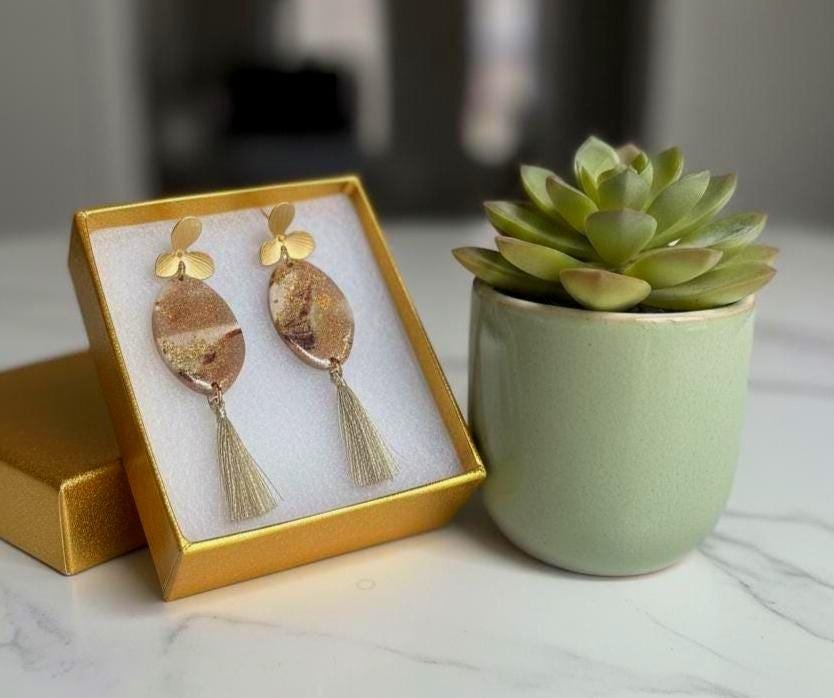 Pendientes ADA en Arcilla Polimérica colores tierra, resinas , Acero Inoxidable dorado forma de flor y Borla dorada brillannte