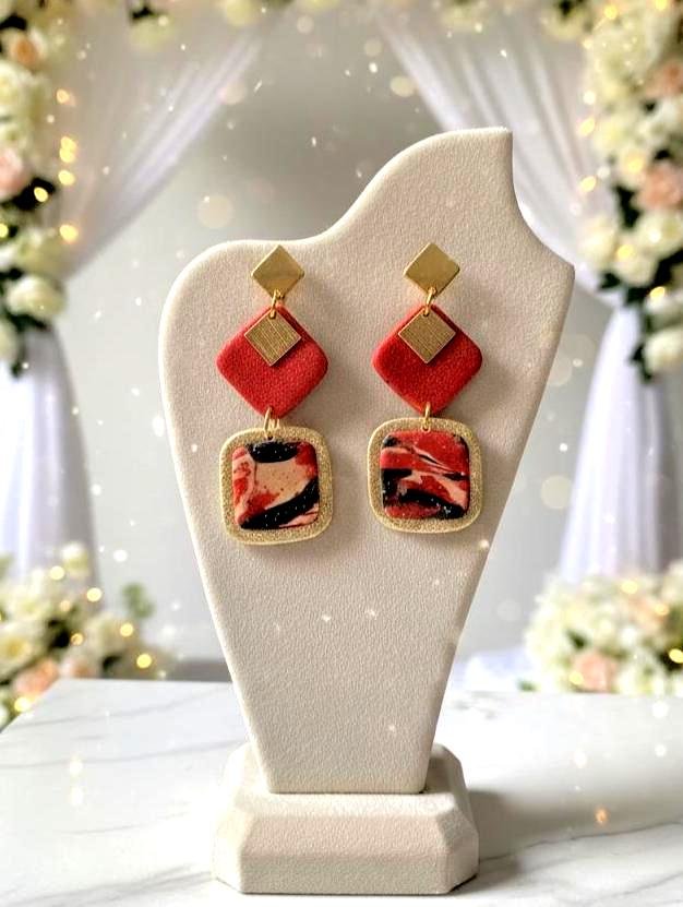 Pendientes fiesta AMAYA rojos y negros hechos a mano en Arcilla Polimérica, resinas y Acero Inoxidable dorado