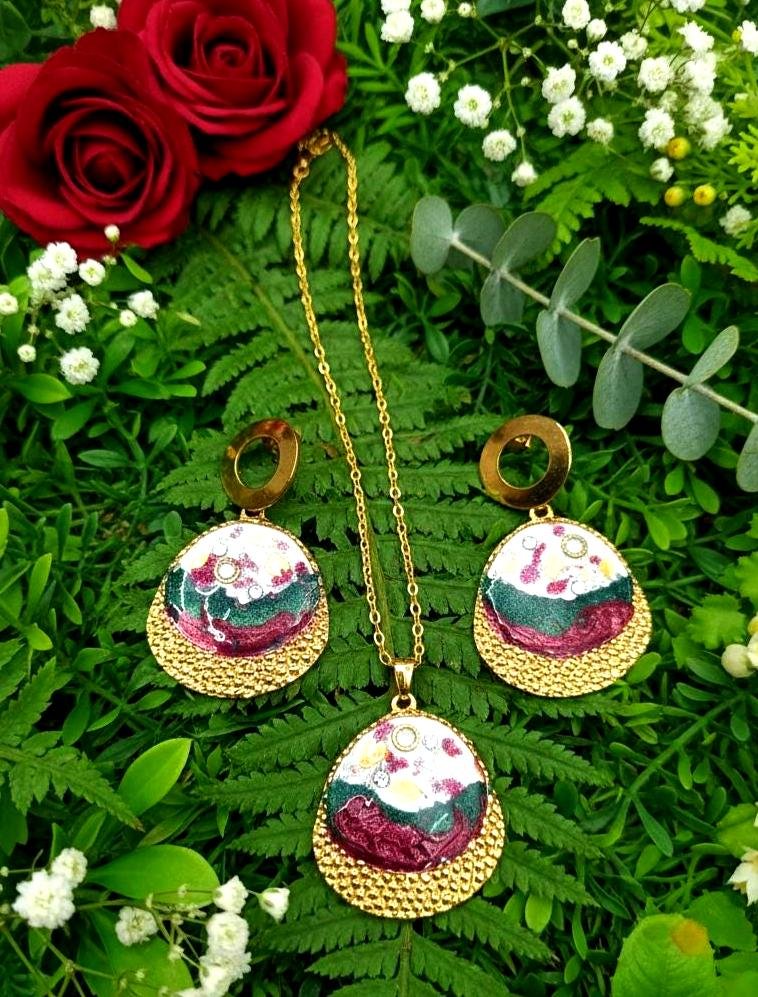 Conjunto ALEJANNDRA pendientes y collar hechos a mano en con flores naturales, resinas y Acero Inoxidable dorado
