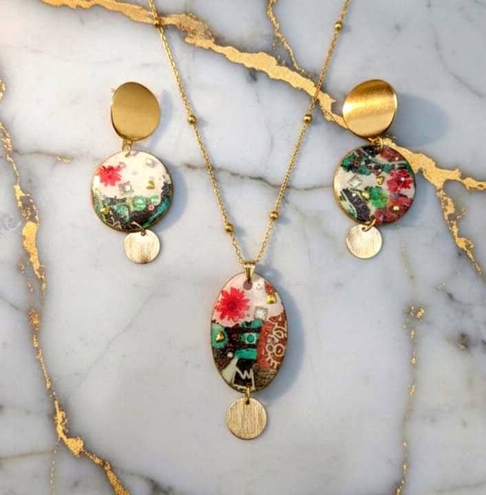 Conjunto ALESSANDRA collar y pendientes hechos a mano en Arcilla Polimérica, flores naturales, esinas y Acero Inoxidable dorado