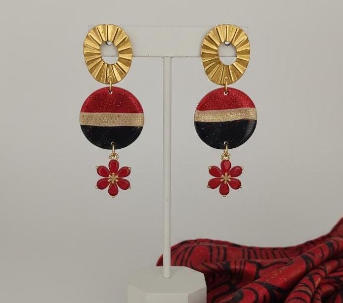 Pendientes ARIADNA hechos a mano en Arcilla Polimérica, resinas y Acero Inoxidable dorado con colgante flor brillante color dorado