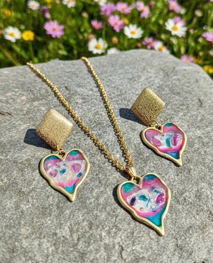 Conjunto AZAHARA Collar y pendientes en resinas y piedrecitas rosas y azul turquesa, enganches en Acero Inoxidable dorado