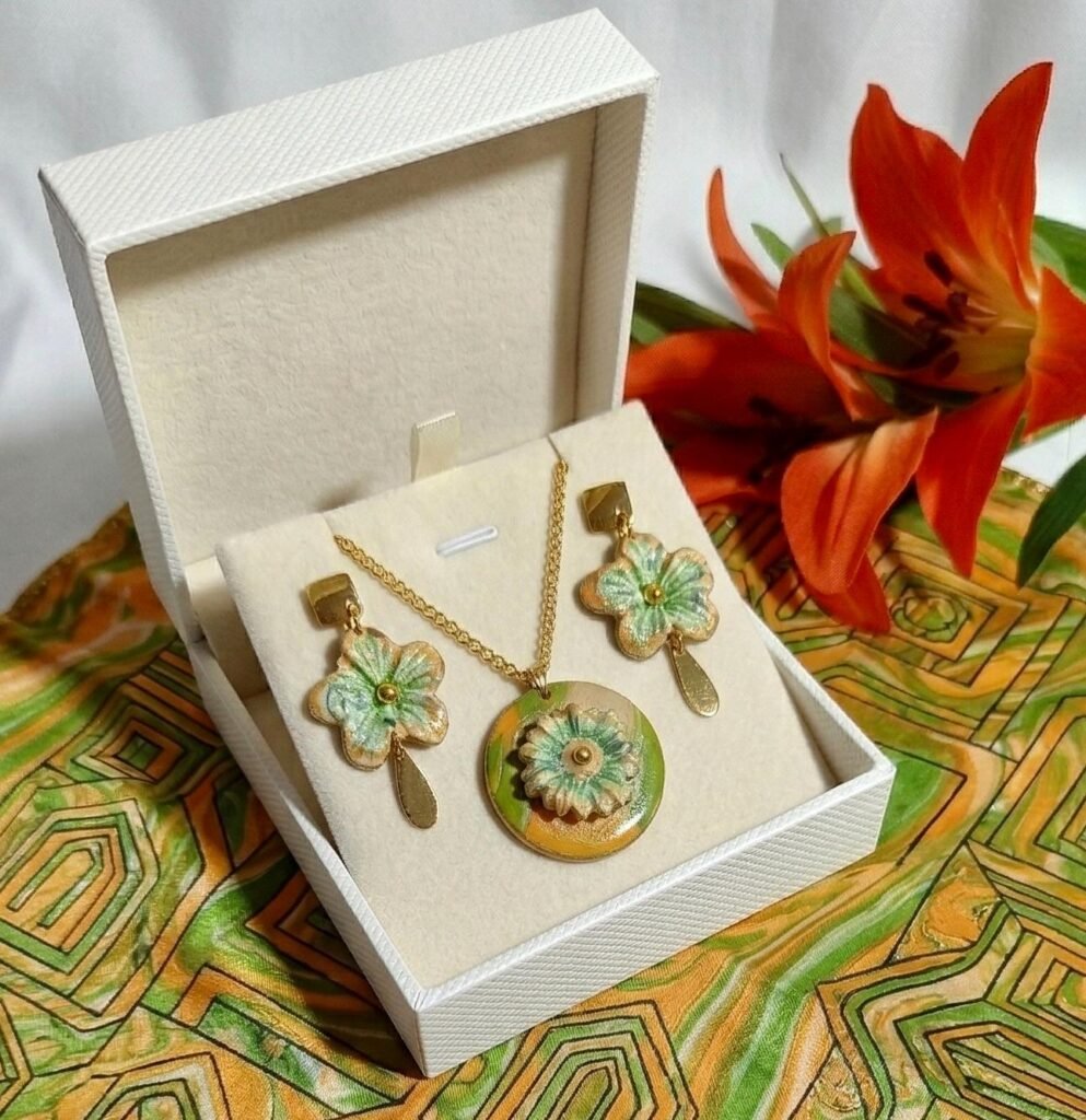Conjunto Collar y Pendientes hechos a mano en Arcilla polimérica, resinas y Acero inoxidable