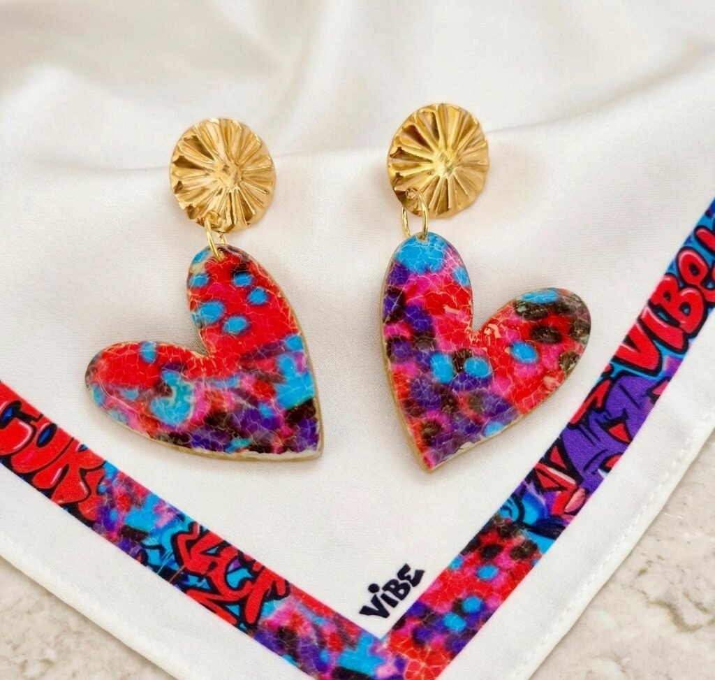 Pendientes CHLOÉ forma de corazón colores vivos, hechos a mano en Arcilla Polimérica, resinas y Acero Inoxidable dorado