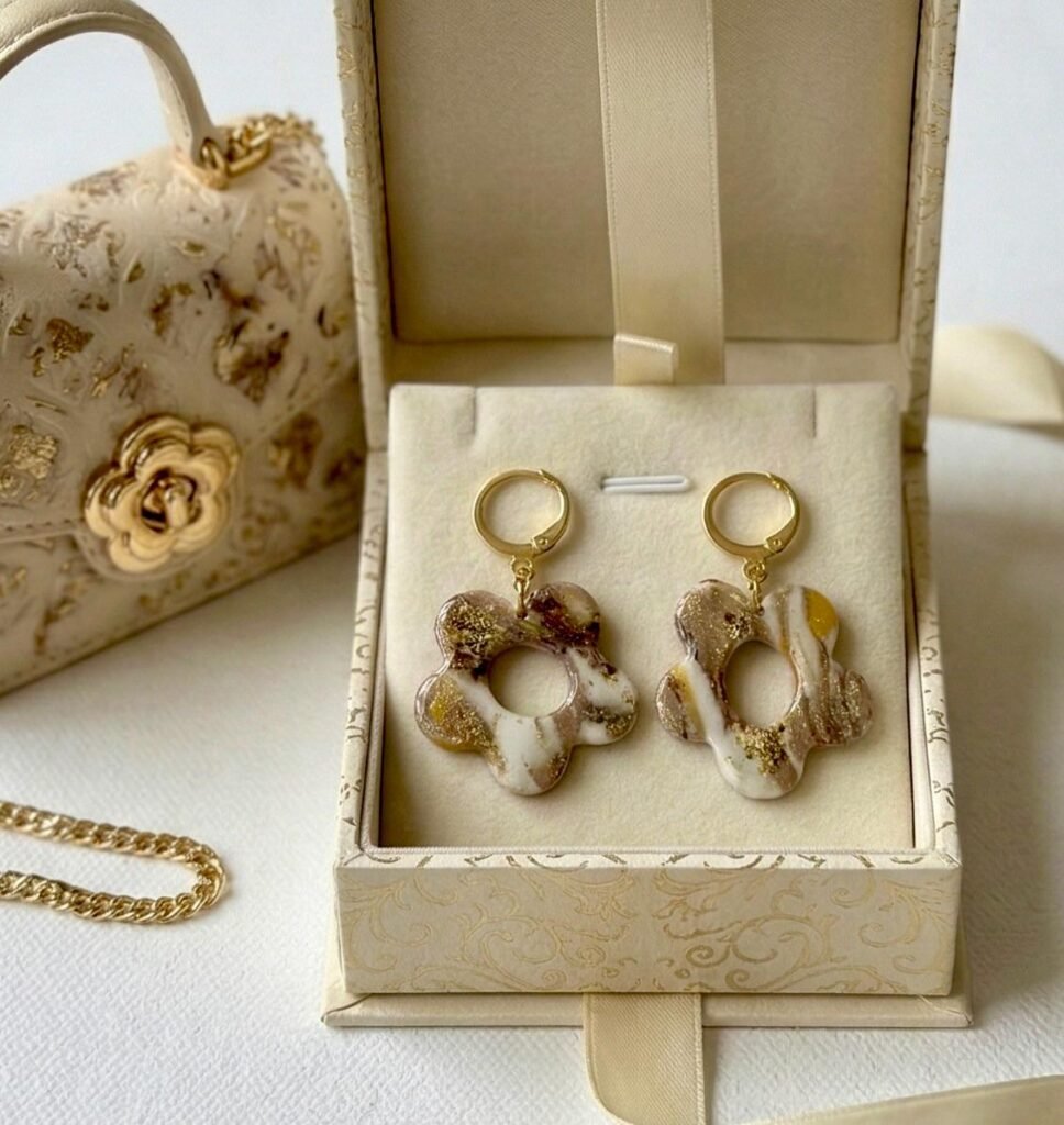 Pendientes hechos a mano forma de flor en Arcilla Polimérica, Resinas y Acero Inoxidable dorado