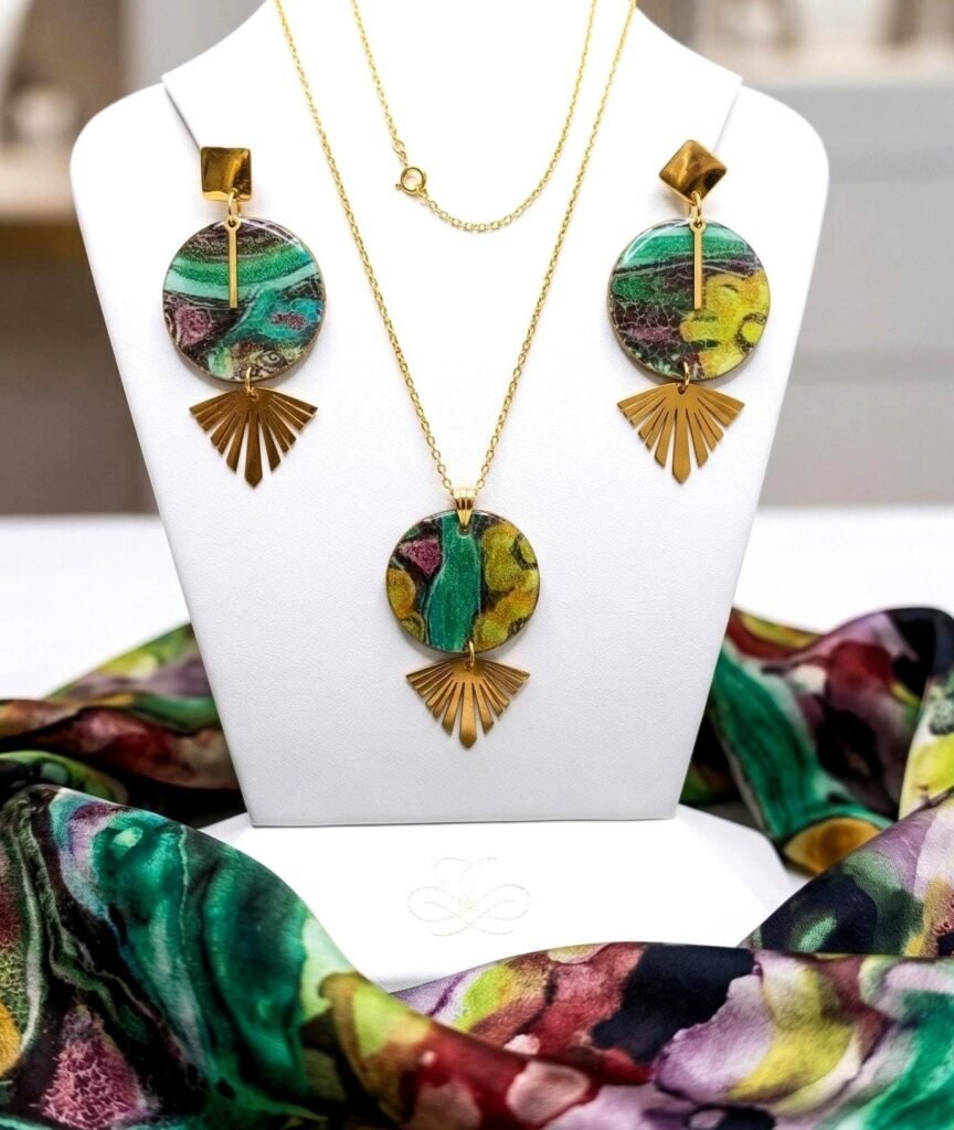 Conjunto Collar y pendientes hechos a mano en Arcilla Polimérica, resinas y Acero inoxidable