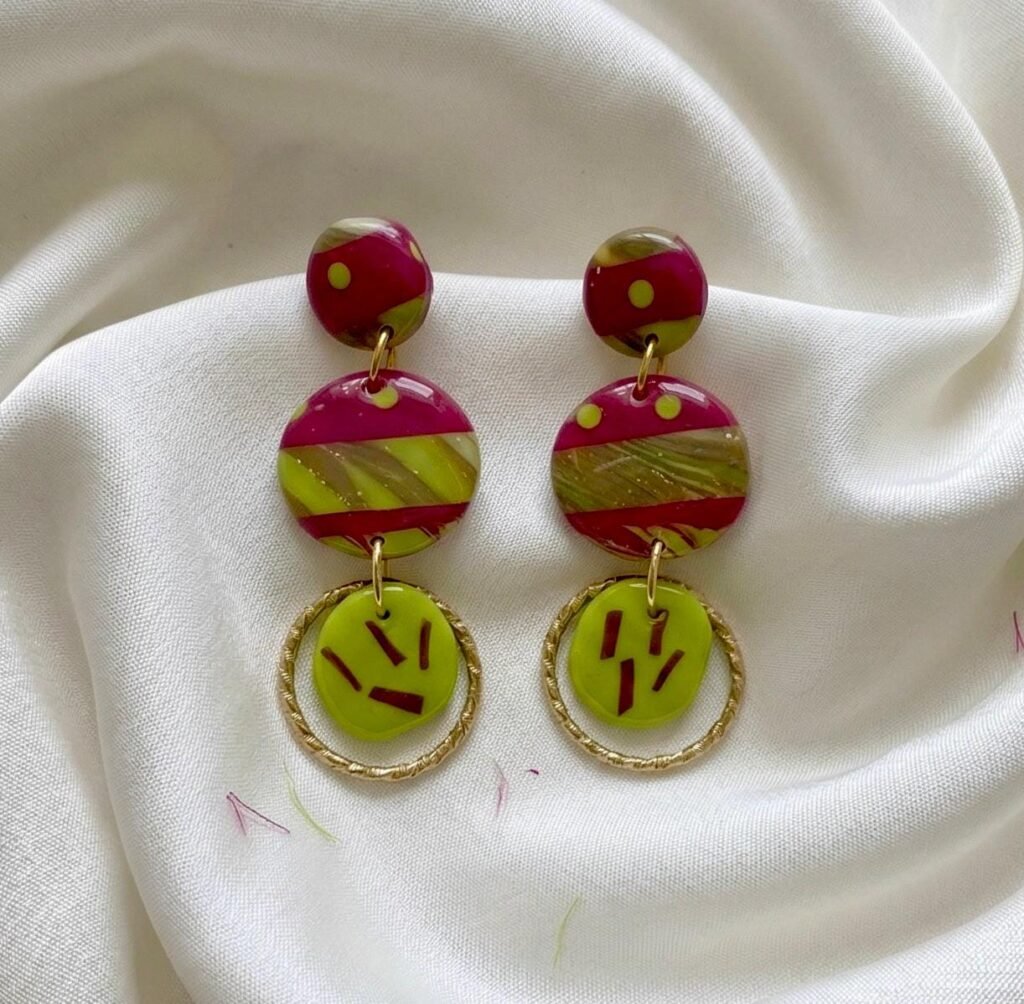Pendientes artesanales en Arcilla polimérica, resinas y acero inoxidable
