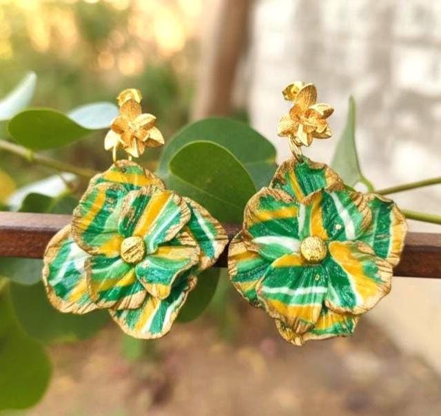 Pendientes FLOR AINHOA en Arcilla polimérica colores verde mostaza y blanco, con soporte forma de flor de acero inoxidable dorado