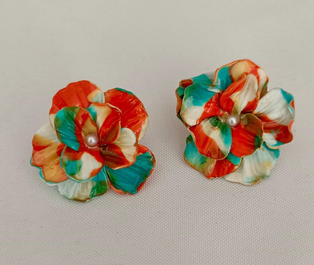 Pendientes en forma de flor hechos a mano en arcilla polimerica y acero inoxidablee