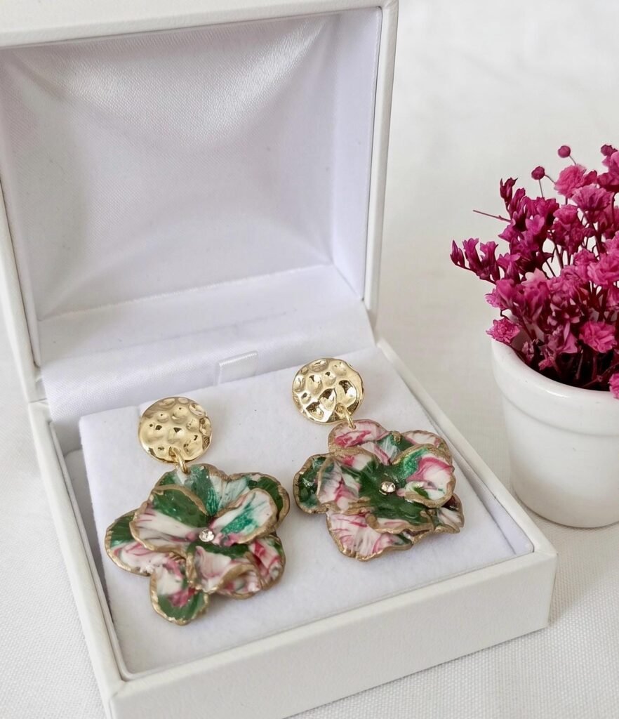 Pendientes florales hechos a mano en arcilla polimérica, acero inoxidable y resinas