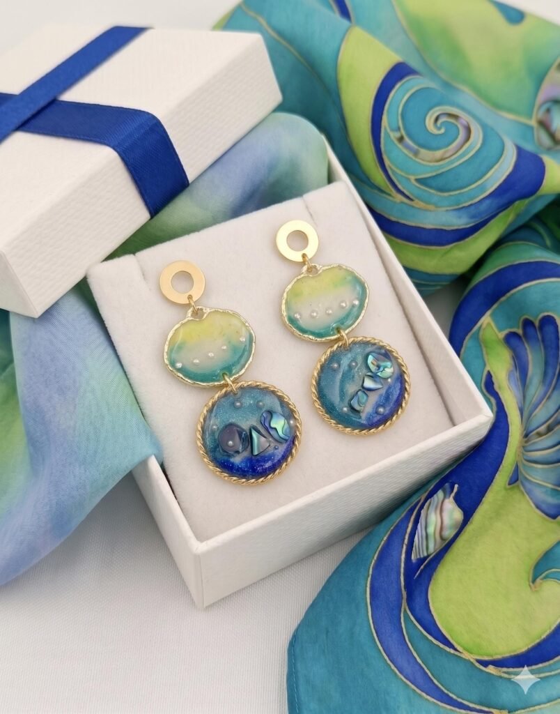 Pendientes hechos a mano en resinas, tintes y elementos decorativos, acero inoxidable