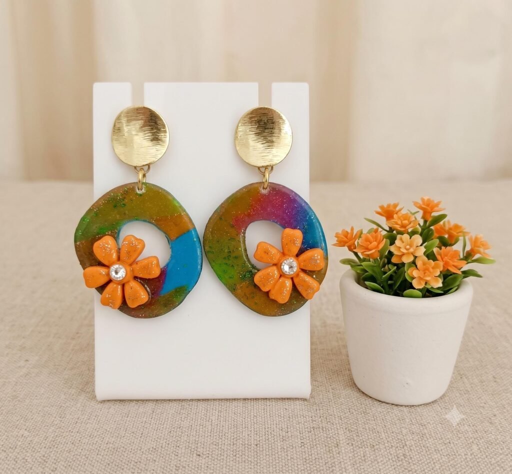 Pendientes artesanales hechos en arcilla polimerica, resinas y acero inoxidable