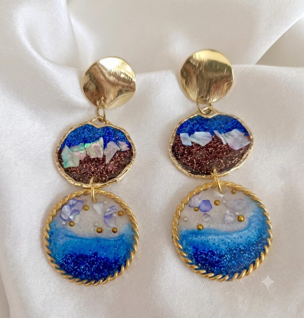 Pendientes Artesanales hechos con resinas, brillantes, piedrecillas y Acero Inoxidable