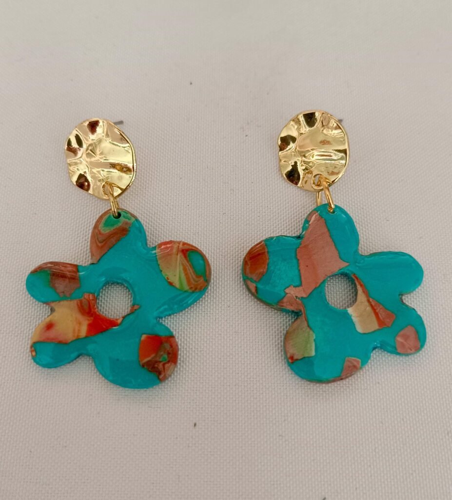 Pendientes artesanales en arcilla polimérica, resina y acero inoxidable