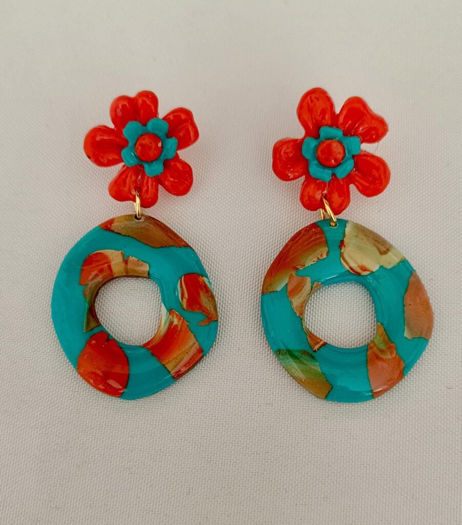 pendientes en forma de flor y con aro hechos a mano en arcilla polimerica y acero inoxidable