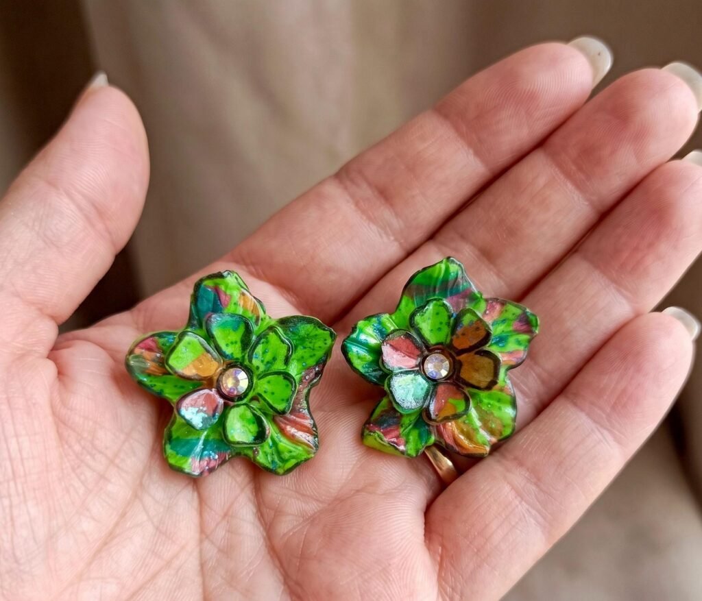 Pendientes florales artesanales colores verdosos y ananjado