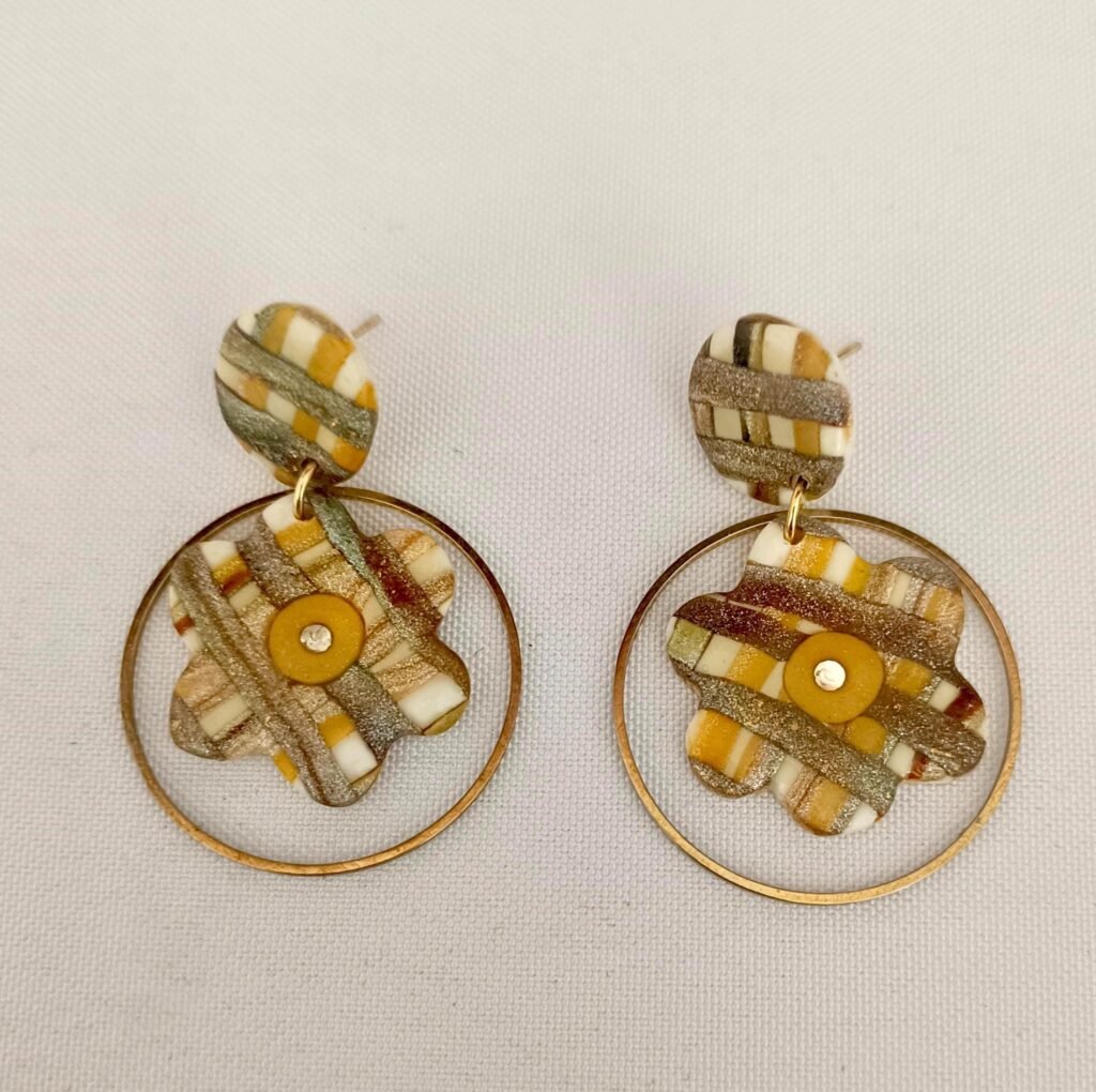 Pendientes florales artesanales hechos en arcilla polimerica, resina y acero inoxidable