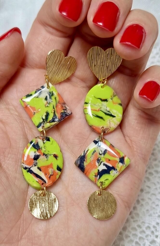 Pendientes artesanales en arcilla polimerica, resinas y acero inoxidable