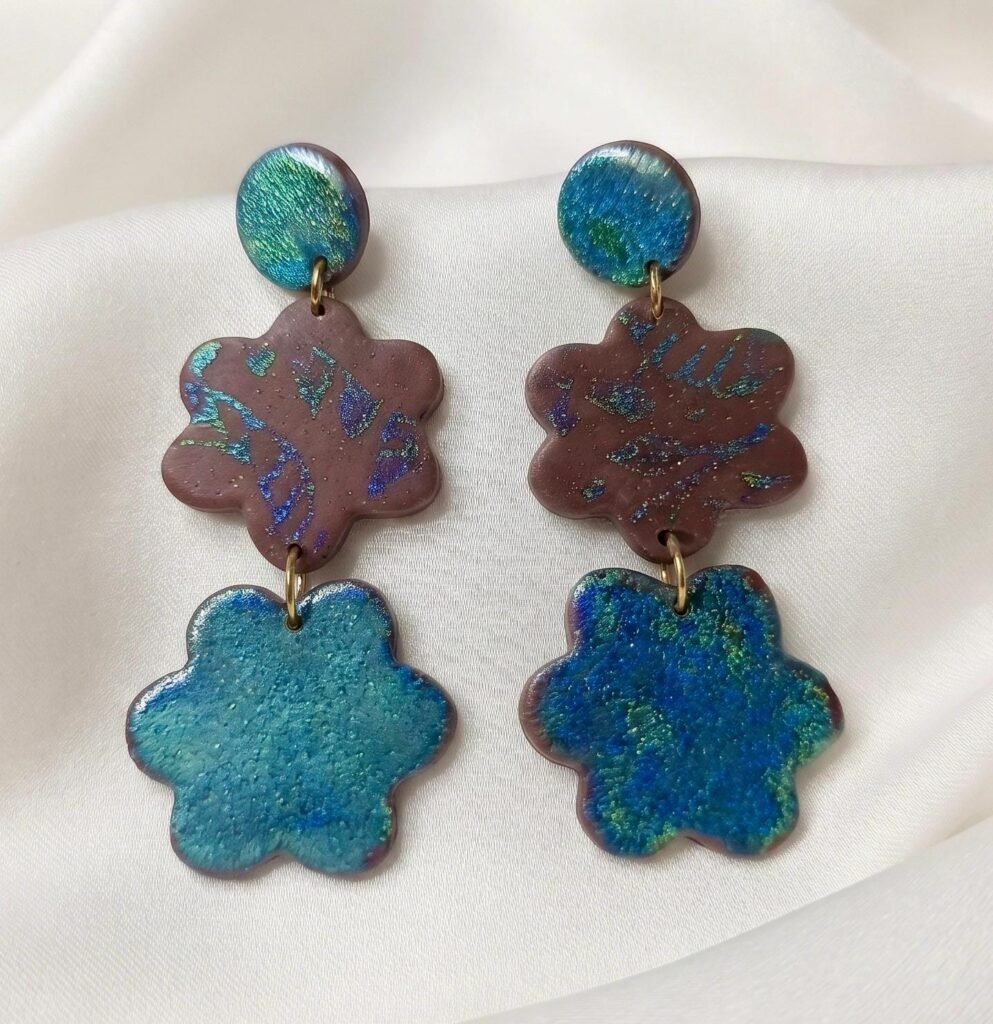 Pendientes DENISE en flor, hechos a mano en Arcilla Polimérica colores azul petroleo y burdeos, resinas y Acero Inoxidable dorado