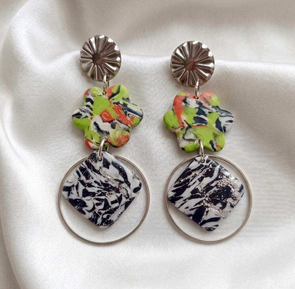 Pendientes artesanales en arcilla polimérica, resina y acero inoxidable
