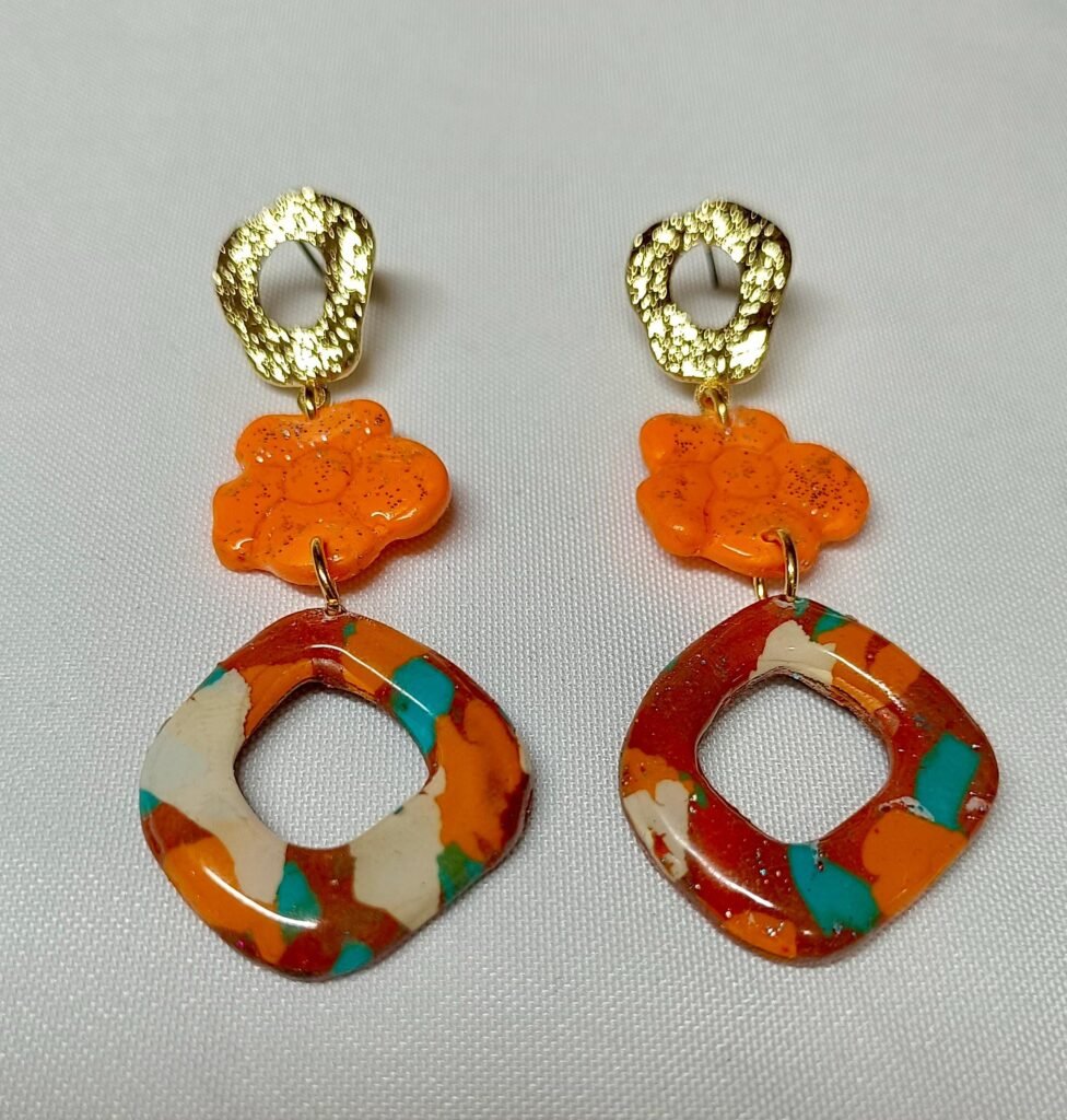 Pendientes artesanales en arcilla polimerica, resinas y acero inoxidable