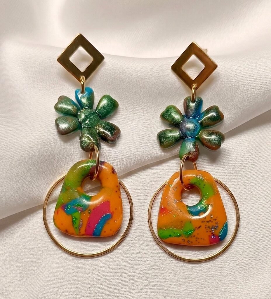 Pendientes artesanales en arcilla polimérica, resinas y acero inoxidable