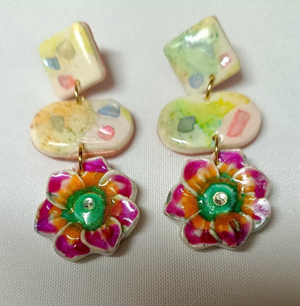 Pendientes artesanales de flor en arcilla polimerica, resinas y a acero inoxidable
