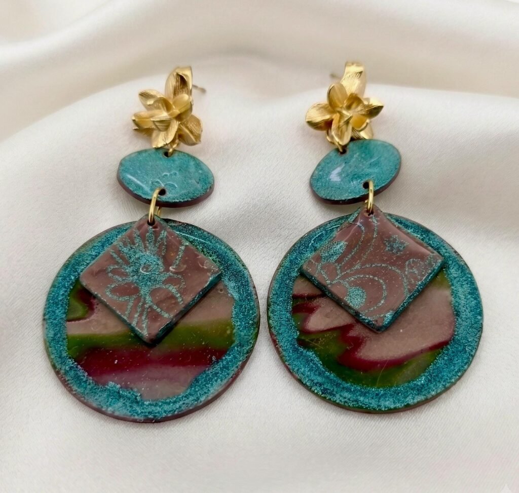 Pendientes DÉBORA hechos a mano en Arcilla Polimérica colores Azul petroleo, resinas y soporte en flor en Acero Inoxidable