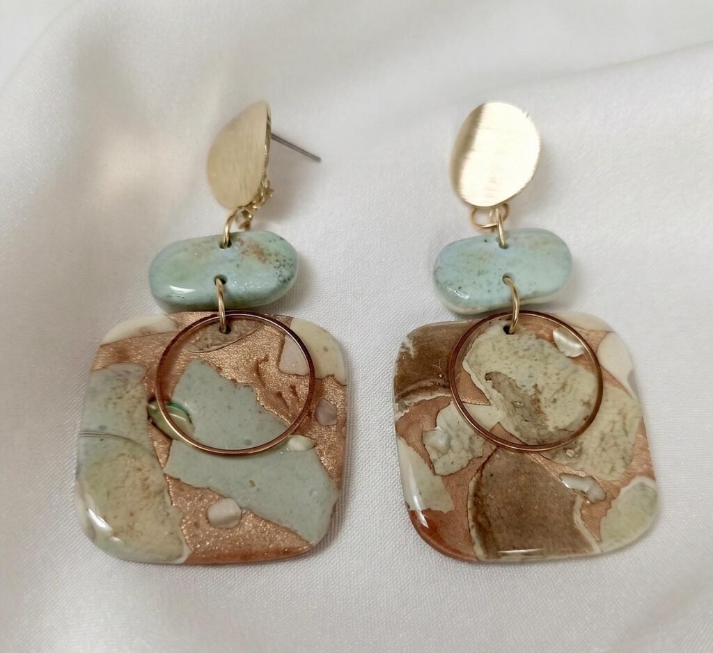 Pendientes artesanales muy ligeros en arcilla polimerica, resinas y acero inoxidable