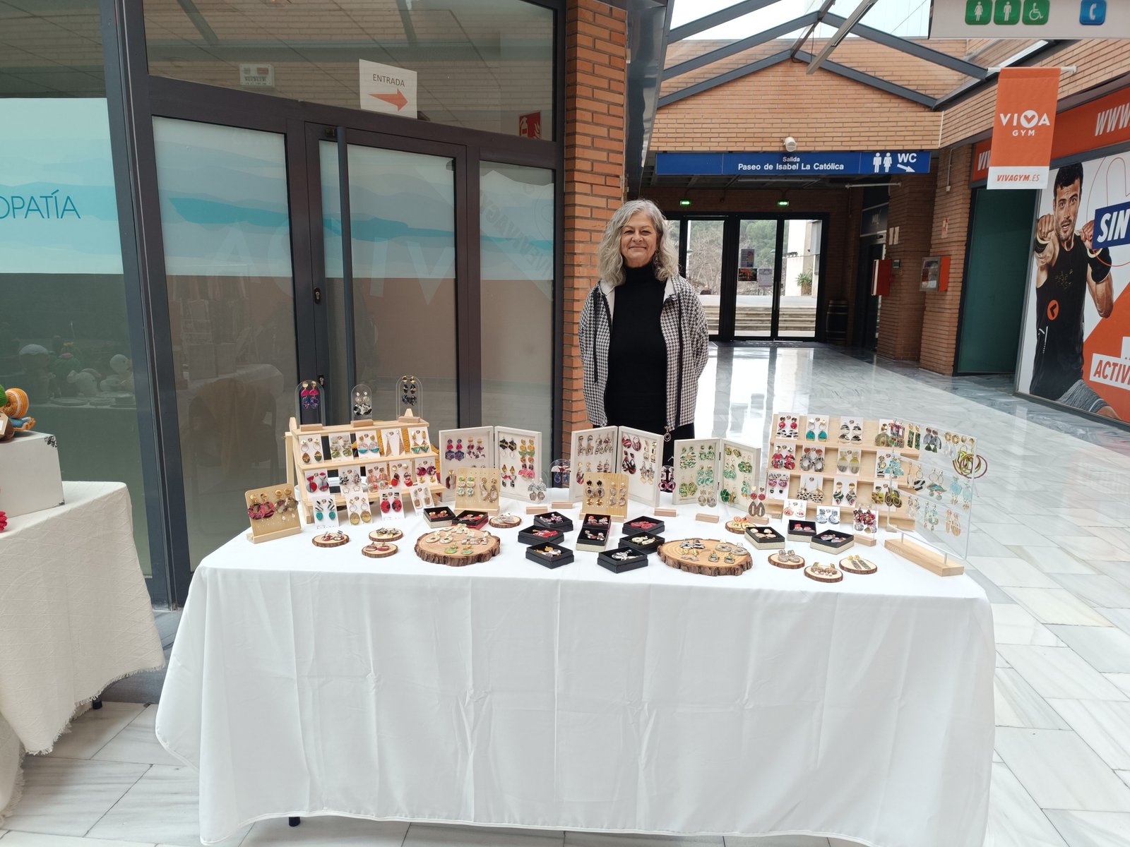 Luisa, creadora de KUMABI, junto a una exposición de sus piezas artesanales